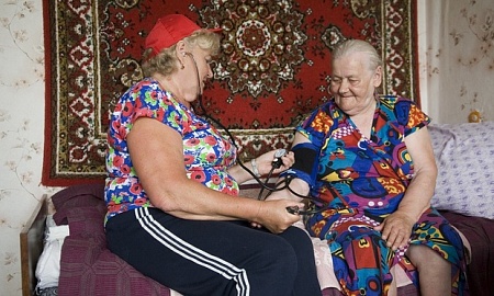 «И помыть, и покормить, и стихи записать»: как пенсионерка из Сенно создала группу помощи пожилым людям