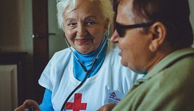 «Они хотят жить!» Эта медсестра лечит бабушек из глубинки. Но уже через месяц они могут снова остаться без ухода